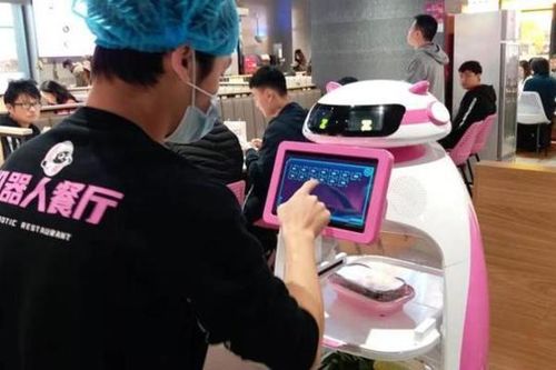 Nhà hàng Trung Quốc dùng người máy phục vụ thời dịch bệnh