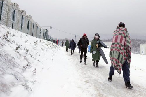 Hàng trăm người chịu rét tại trại tị nạn ở Bosnia