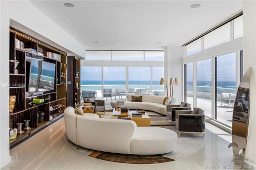 Bên trong căn penthouse 35 triệu USD của tỷ phú Mỹ