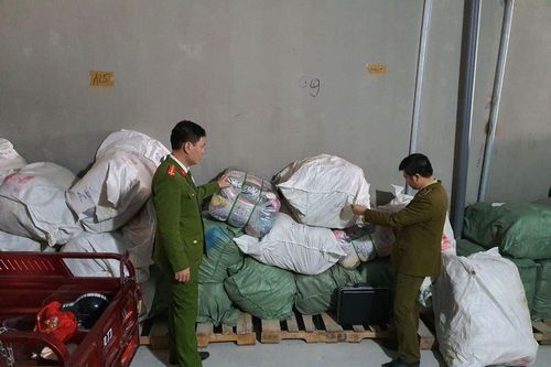 Phát hiện kho hàng chứa hơn 5 tấn quần áo 'sida' nhập lậu
