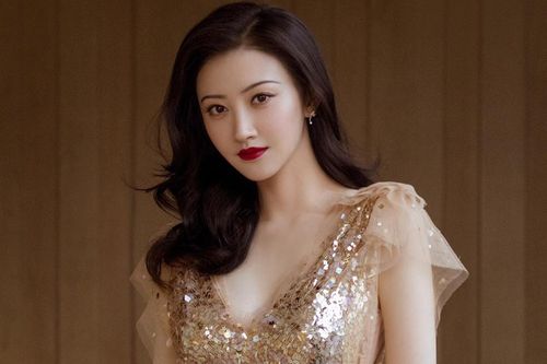 Hàng chục vệ sĩ hộ tống Cảnh Điềm tới sự kiện
