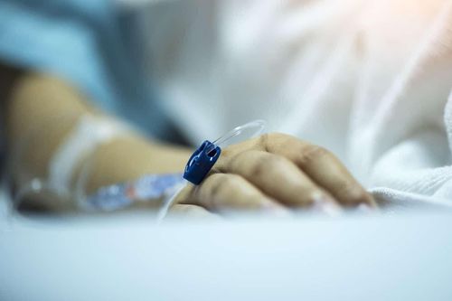 Bé trai 4 tuổi tử vong do ngã vào xô nước