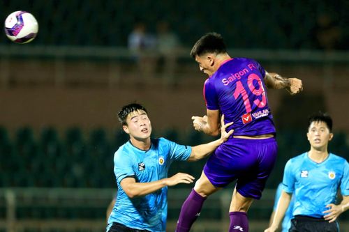 Đình Trọng, Duy Mạnh thi đấu năng nổ nhưng vẫn để lọt lưới