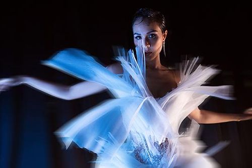 Phương Mai khiến khán giả ngạc nhiên khi trình diễn pole dance mở màn cho NTK Hoàng Minh Hà