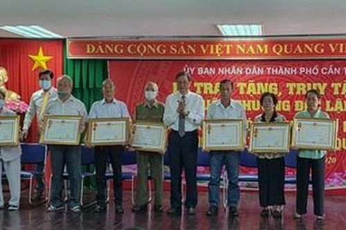 Trao, truy tặng Huân chương Độc lập cho gia đình liệt sĩ