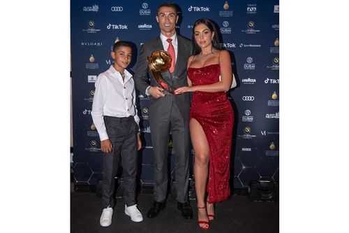 Đánh bại Messi, Ronaldo trở thành Cầu thủ xuất sắc nhất thế kỷ
