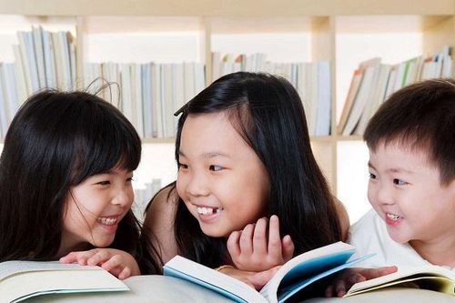 Một cái ôm xoa dịu 'cơn' nói bậy ở trẻ