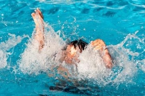 Trượt chân ngã xuống bể nước, 2 anh em sinh đôi tử vong thương tâm