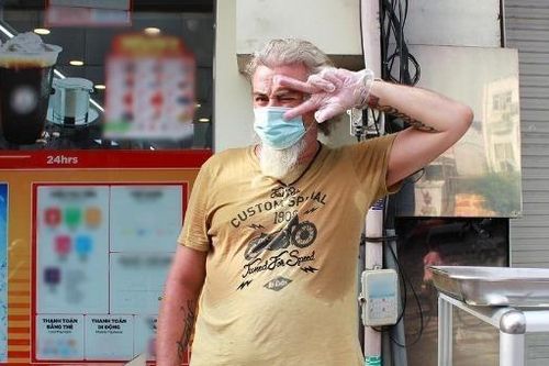 'Mắc kẹt' ở Việt Nam vì Covid-19, khách Tây ra vỉa hè bán bánh chiên