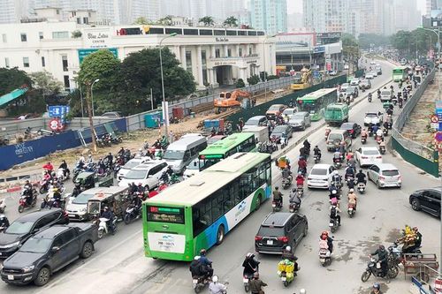 Phân luồng phương tiện qua công trường hầm chui Lê Văn Lương ra sao?