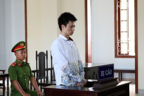 Mang 11 sừng tê giác về Việt Nam đổi lấy hơn 12 năm tù