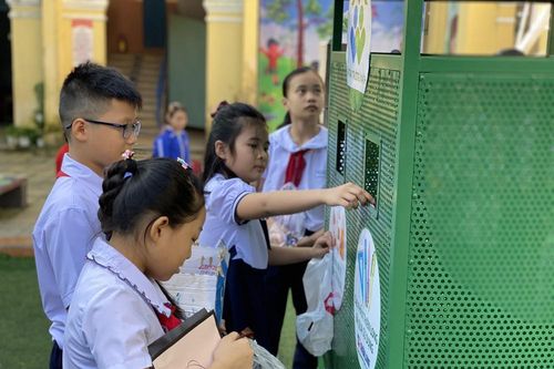 Chương trình 'Vì mái trường xanh' trao học bổng cho học sinh nghèo