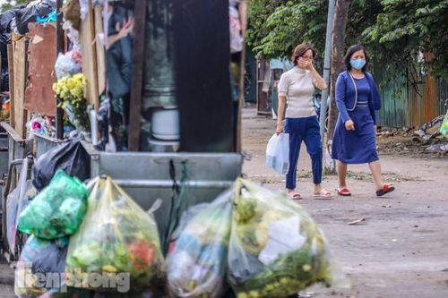Gần Tết Dương lịch, nhiều tuyến phố Hà Nội lại ngập rác
