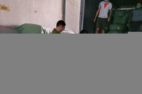 Phá kho hàng 'sida', thu giữ 5 tấn quần áo nhập lậu