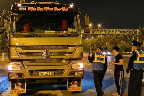Sáu tiếng không lập được biên bản, gọi cứu hộ cẩu xe vi phạm về kho