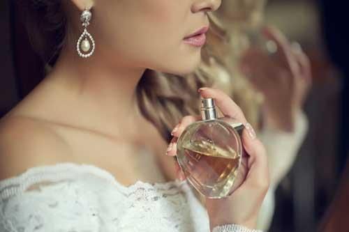 Mẹo sử dụng nước hoa giúp lưu giữ mùi hương suốt ngày dài
