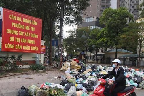 Rác thải sinh hoạt vẫn bủa vây đường phố Hà Nội