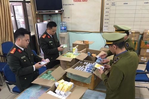 Thu giữ hơn 10.000 linh, phụ kiện thuốc lá điện tử bán cho giới trẻ ở chung cư Homeland