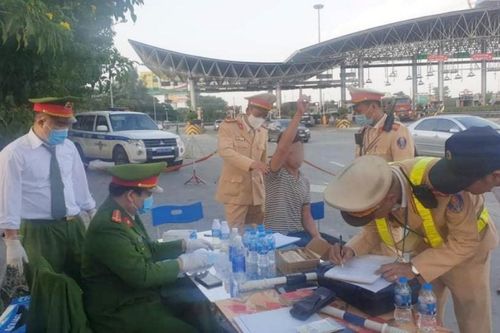 Bị phát hiện dương tính ma túy, tài xế bật khóc nói do bạn bè 'hãm hại'