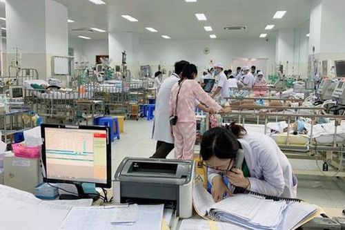 Té vào xô nước, bé trai 4 tuổi tử vong thương tâm