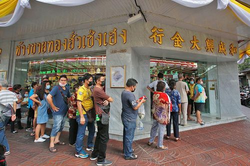 Người dân ồ ạt bán vàng, kinh tế Thái Lan càng thêm khó