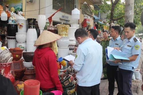 Lấn chiếm lề đường, vỉa hè để buôn bán, nhiều hộ dân bị xử phạt nặng
