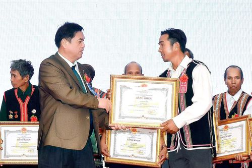 Gia Lai tôn vinh người có uy tín tiêu biểu trong đồng bào dân tộc thiểu số