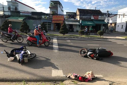 Xe máy tông nhau, 3 người bị thương