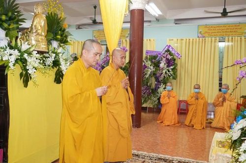 Báo Giác Ngộ viếng tang NT.Thích nữ Tràng Liên