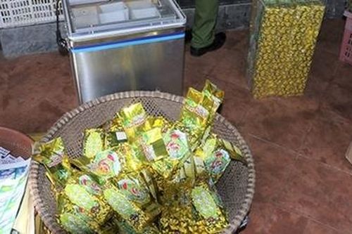Bắt quả tang cơ sở làm giả trà xanh Tân Cương Thái Nguyên