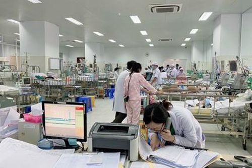 Té vào xô nước, bé trai 4 tuổi tử vong thương tâm