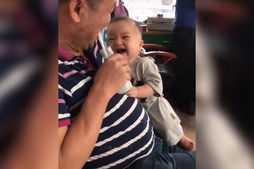 Cười ngất với biểu cảm đáng yêu của em bé khi nghe tiếng ống hút sữa