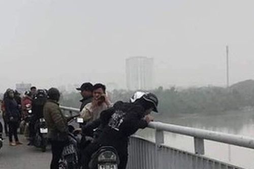 Mẹ trẻ để lại xe máy, ôm con hơn 1 tuổi nhảy cầu tự tử