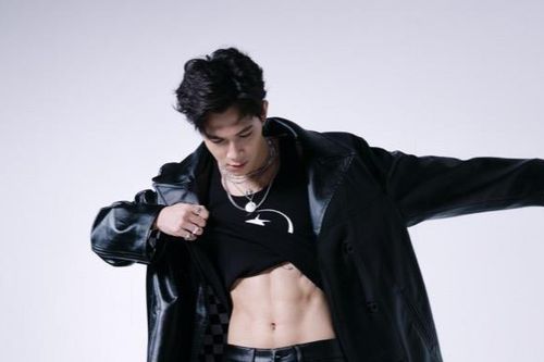 Diễn viên Anh Tú khoe cơ bụng 6 múi săn chắc cực 'hot', dành lời khen cho Châu Bùi