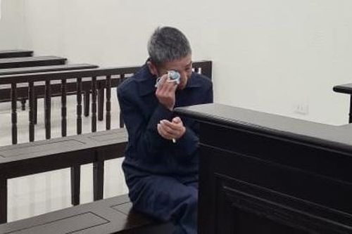 Người đàn ông dùng đinh ba đâm trọng thương con trai hỗn láo