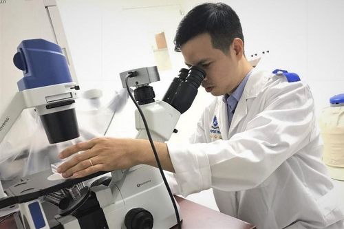 Phó giáo sư 34 tuổi: 'Chọn nơi làm việc không chỉ vì lương'