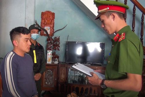 Cảnh sát khám xét nhà 2 nghi phạm liên quan vụ bắn người