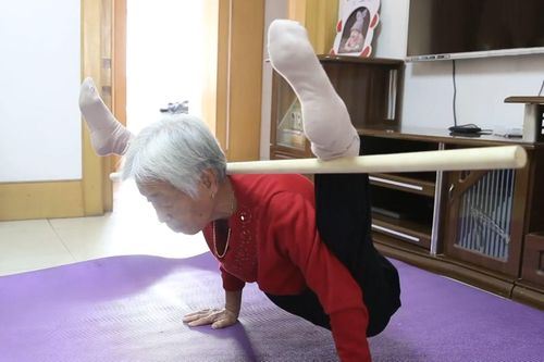 Cụ bà 82 tuổi nổi tiếng nhờ các video kéo giãn cơ