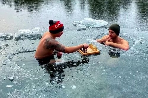 Du khách đánh cờ dưới hồ nước đóng băng