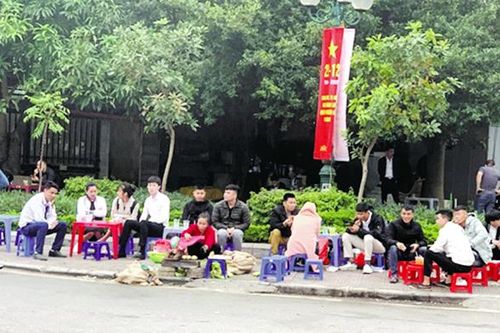 Vỉa hè Hồ Tây thành nơi kinh doanh