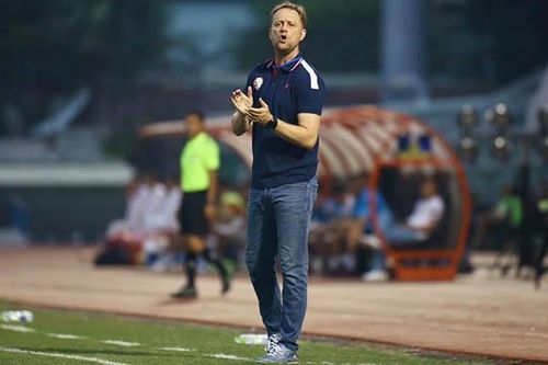 Bùi Tiến Dũng dự bị, TP.HCM thua tân binh V-League