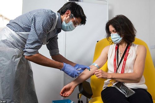 Anh trở thành nước đầu tiên phê duyệt vaccine Covid-19 của Oxford