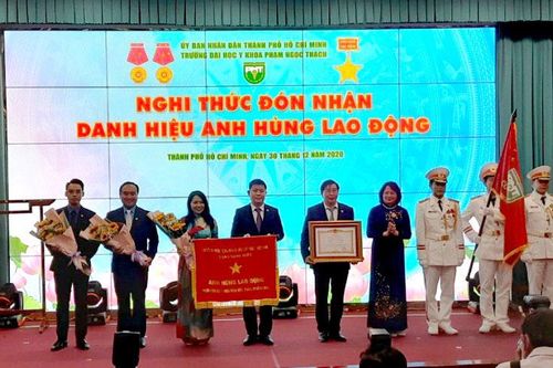 Trường ĐH Y khoa Phạm Ngọc Thạch đón nhận danh hiệu Anh hùng Lao động