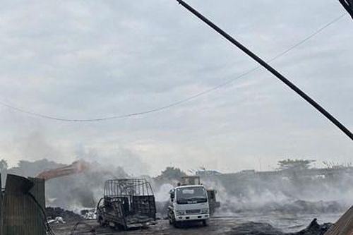 Hà Nội: Cháy lớn tại xưởng phế liệu gần chân cầu Thanh Trì, quận Hoàng Mai
