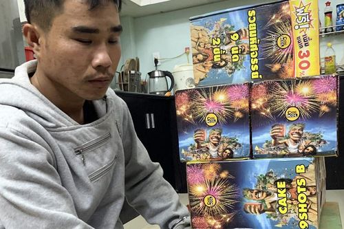 Bắt pháo lậu