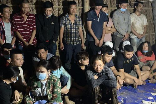 Phá sòng bạc giữa đầm lầy, tạm giữ 21 đối tượng