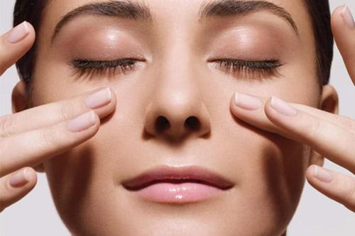 Những mẹo giúp giảm khô mắt mà dân văn phòng nên 'bỏ túi'