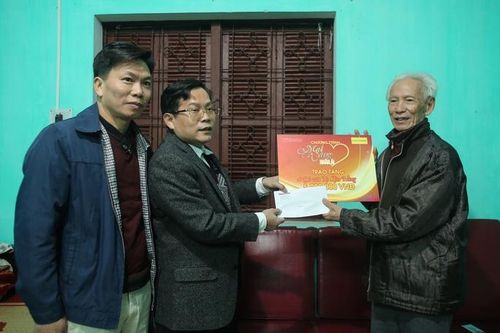 Báo Người Lao Động trao quà hỗ trợ nhà báo Tạ Kim Hùng hội viên Hội Nhà báo Quảng Ninh