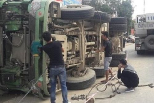 Tin giao thông đến sáng 30/12: Tai nạn liên quan đến xe tải, 2 người tử vong