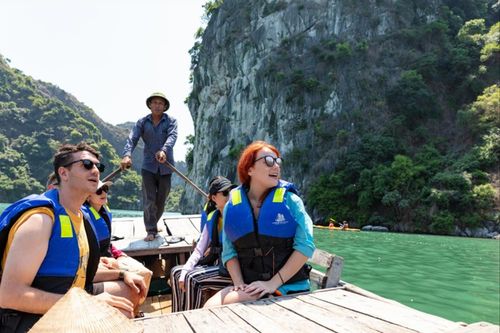 Phải sống, không 'chết' vì du lịch